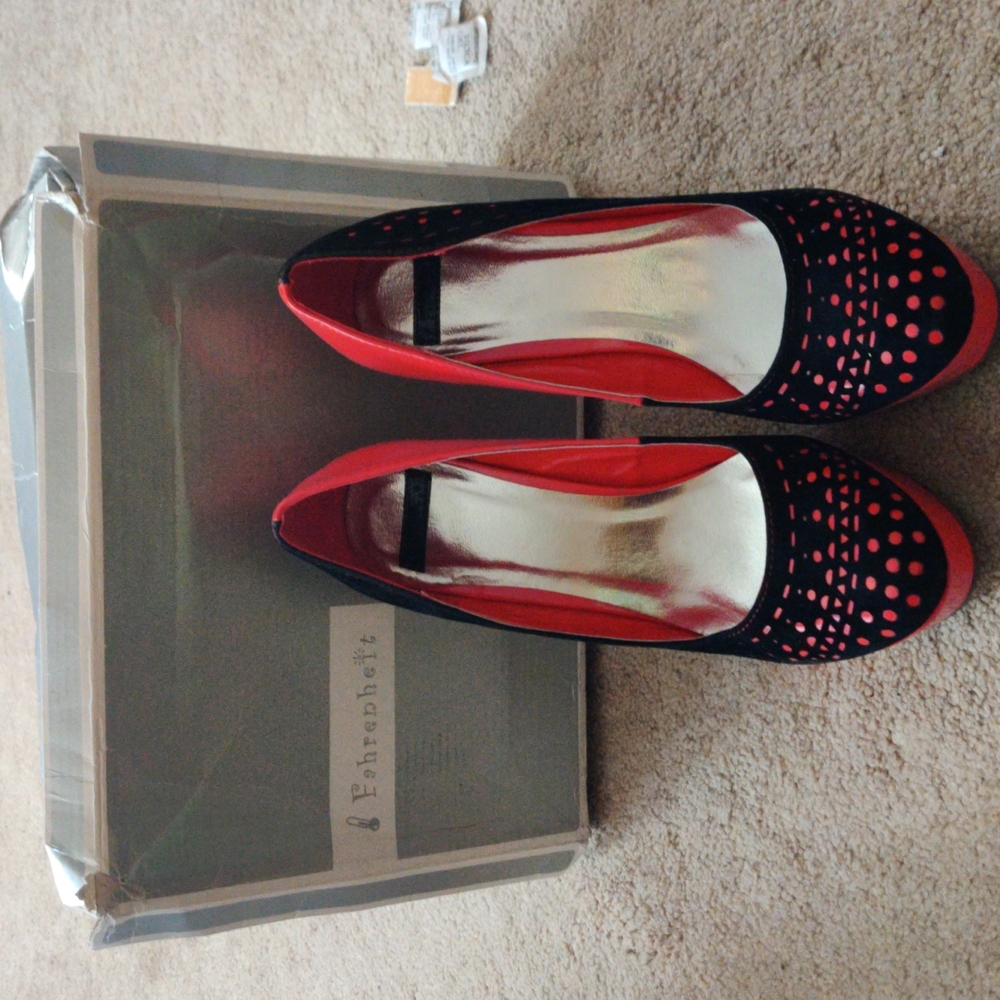 Fahrenheit red and black shoe 4 in heel size 9